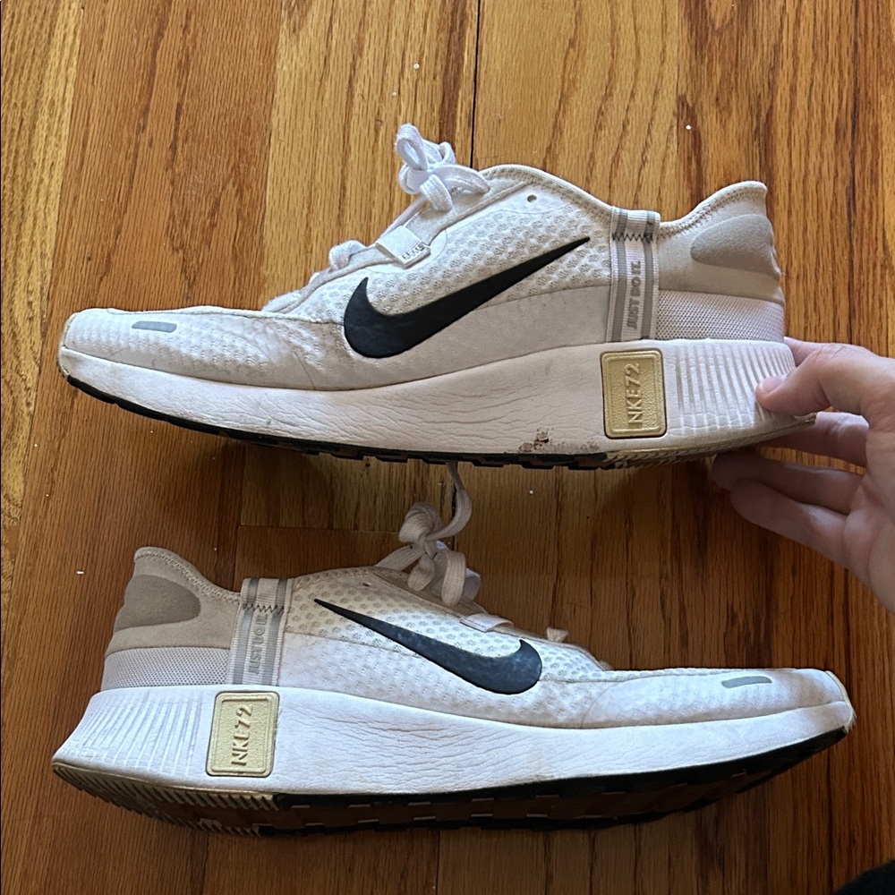 Nike White and Black Sneakers (Reposto) size US 12M